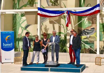 photo de la tribune d'inauguration avec le maire et l'architecte